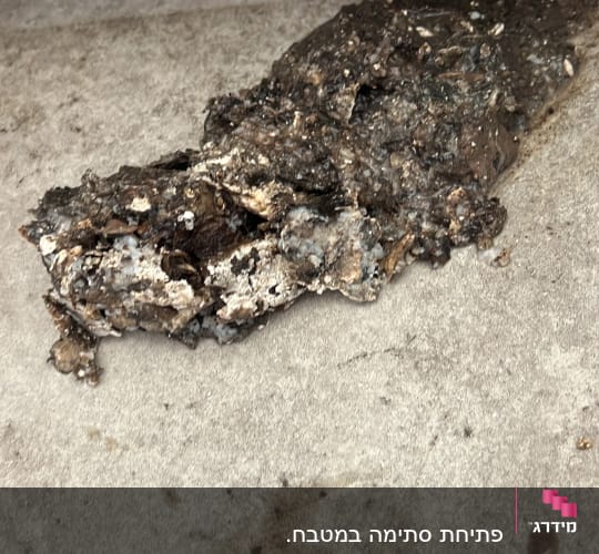 חומר סתום מתחת לכיור עם צינורות